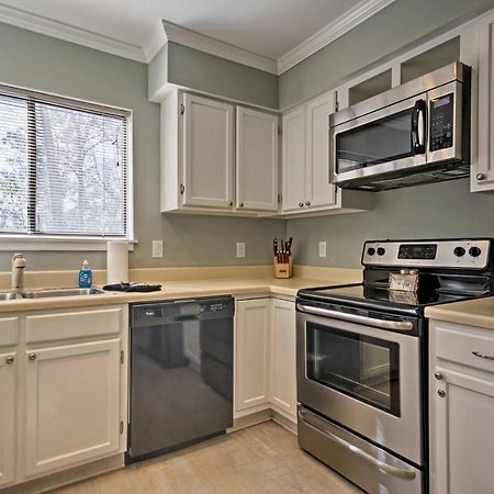 Updated Hilton Head Condo Balcony, Walk To Beach ヒルトンヘッドアイランド エクステリア 写真