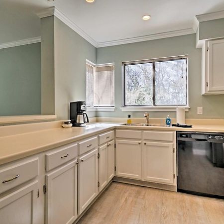 Updated Hilton Head Condo Balcony, Walk To Beach ヒルトンヘッドアイランド エクステリア 写真