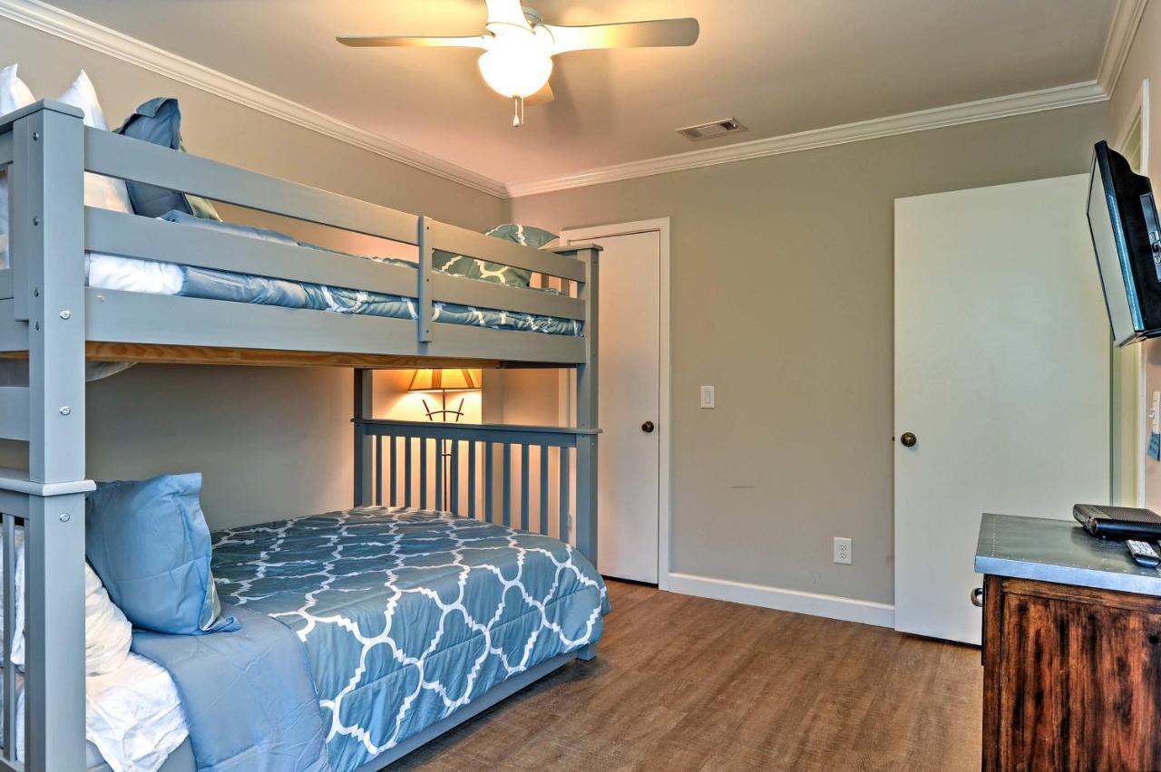 Updated Hilton Head Condo Balcony, Walk To Beach ヒルトンヘッドアイランド エクステリア 写真