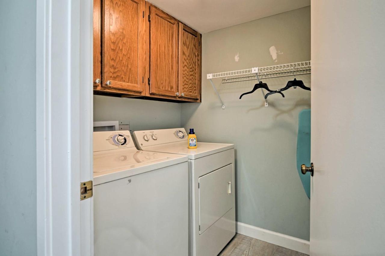 Updated Hilton Head Condo Balcony, Walk To Beach ヒルトンヘッドアイランド エクステリア 写真